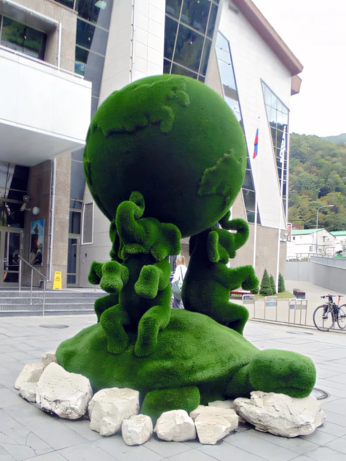 Топіар “Земля на трьох слонах, що стоять на черепасі”