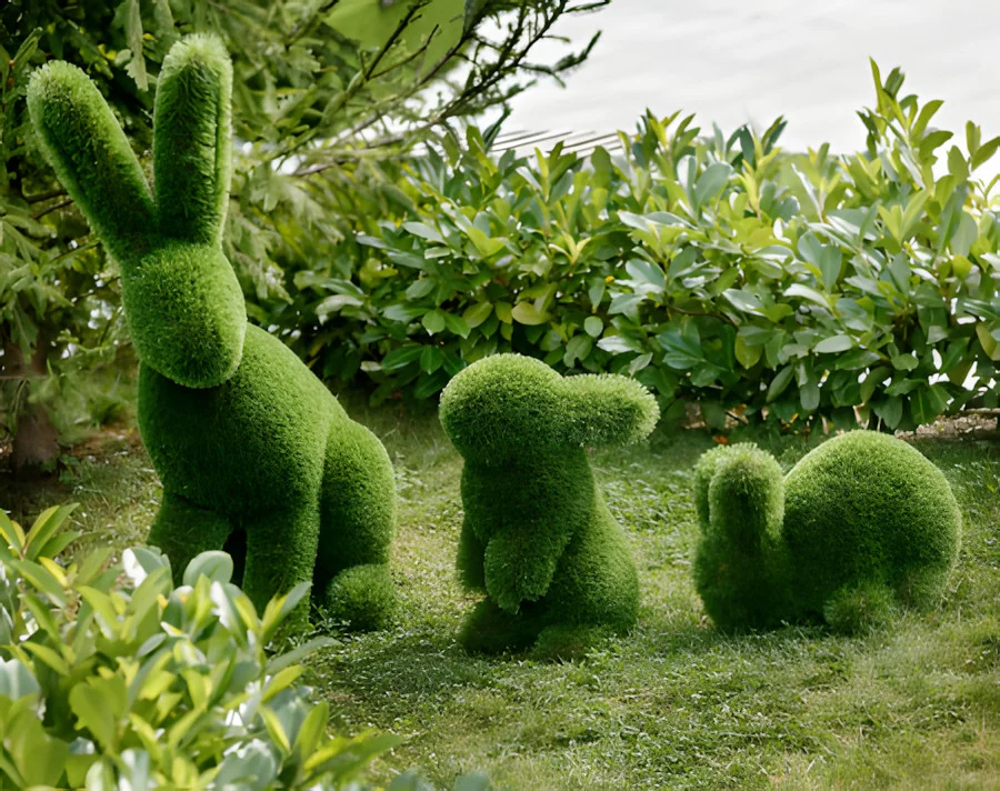 Топіар “Кролики зі штучного газону”